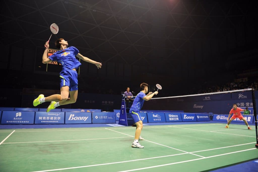 Fotografía referencial del Taller de Bádminton. Dos personas practicando el deporte de raqueta.