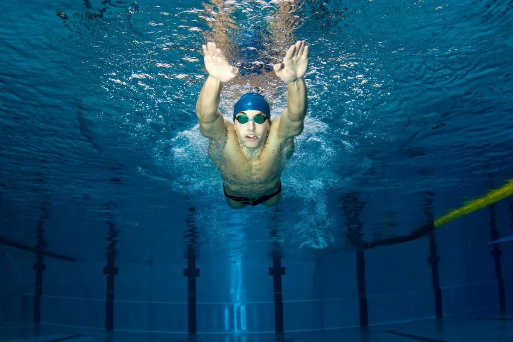 Taller de Natación, fotografía referencial. Persona nadando.