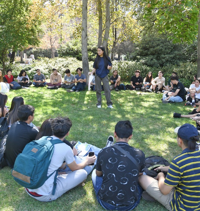 Grupo de estudiantes participa del programa de Relaciones Saludables en el campus San Joaquín.