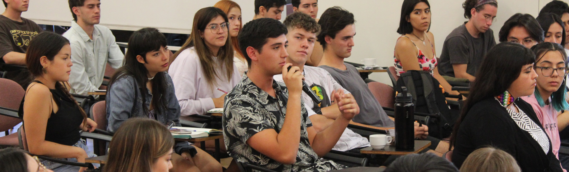 estudiantes, durnte una charla de liderazgo