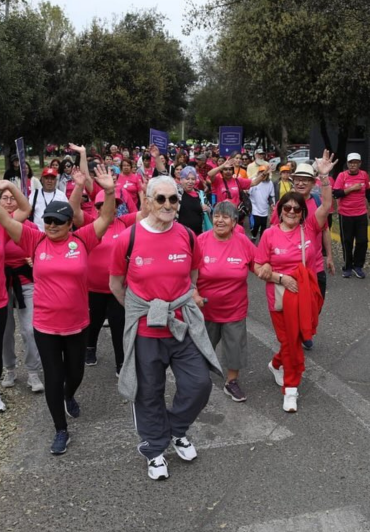 Fotografía de personas de tercera edad caminando en evento de Camina 60+