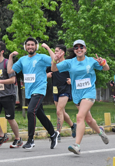 Fotografía de personas corriendo con camiseta de Running UC