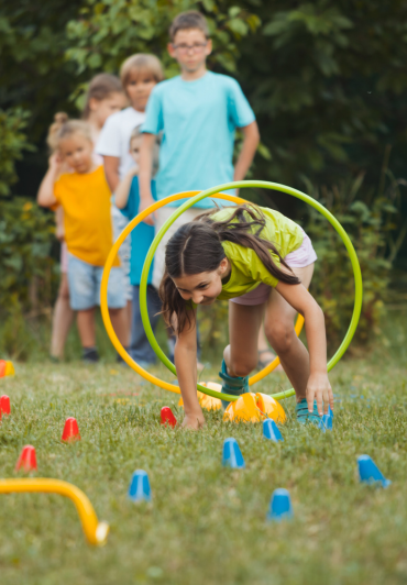 Fotografía de niños jugando en circuito deportivo