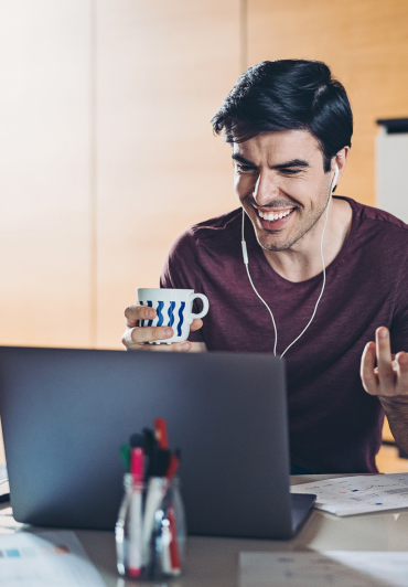 Fotografía de banco de imágenes. Estudiante frente a un computador, podría estar participando del Workshop de Inserción Laboral postgrado.