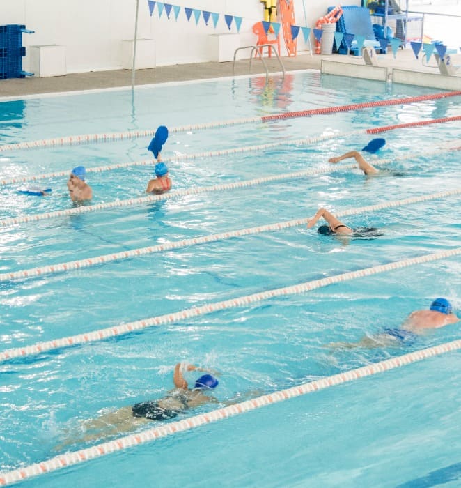 Imagen muestra una de las piscinas habilitadas para arriendo al interior del gimnasio del campus San Joaquín.