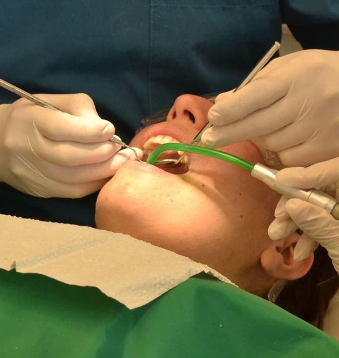 Paciente recibe atención clínica dental.