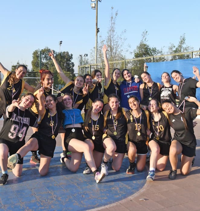 Equipo de deportistas UC celebra triunfo tras ganar partido en las canchas deportivas del campus San Joaquin.