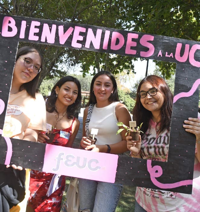 Grupo de novatas de la UC posan sonrientes para la cámara en la actividad Bienvenida Novata celebrada en campus San Joaquín.