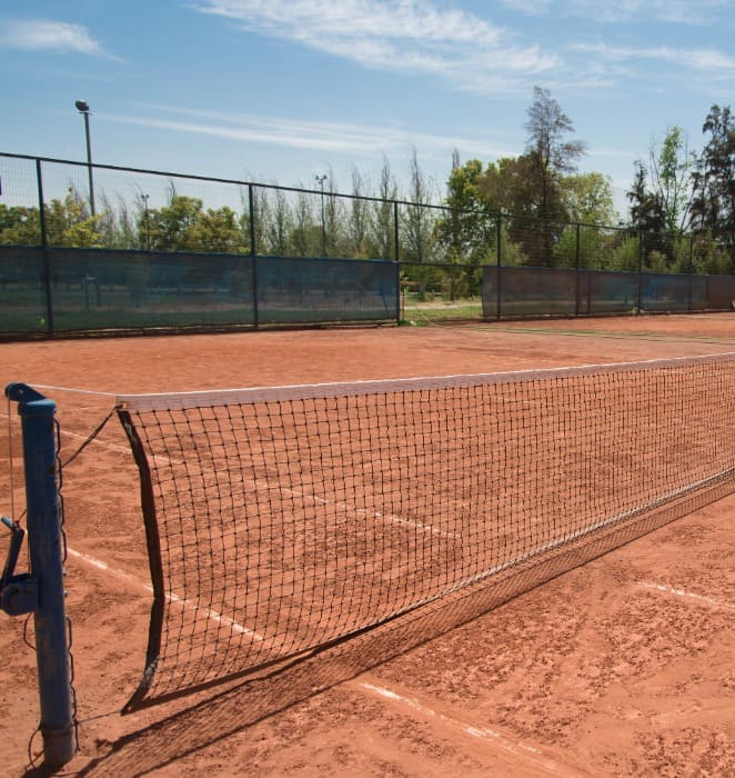 Cancha de tenis al interior del área de Deportes del campus San Joaquín.