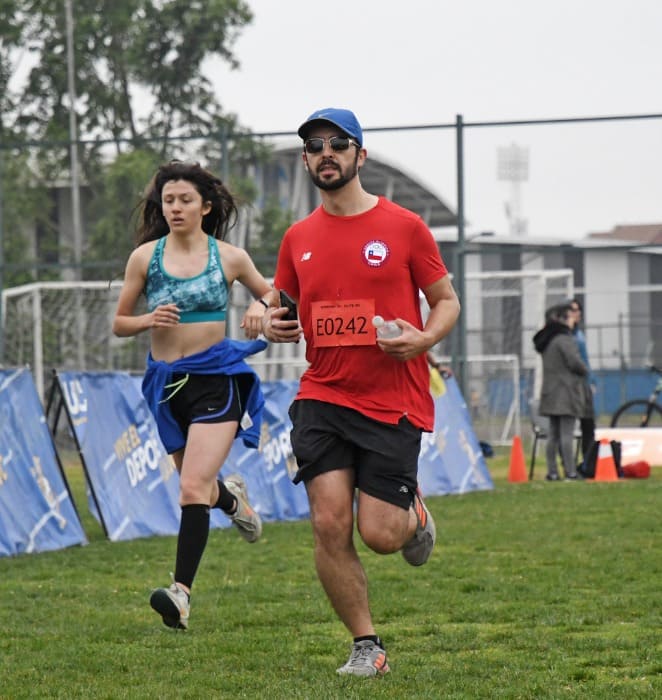 Jóvenes corren dentro del circuito de trote del campus San Joaquín.