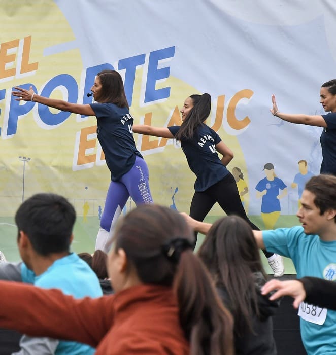 Grupo de profesoras imparte clase deportiva en el área de Deportes del campus San Joaquín.