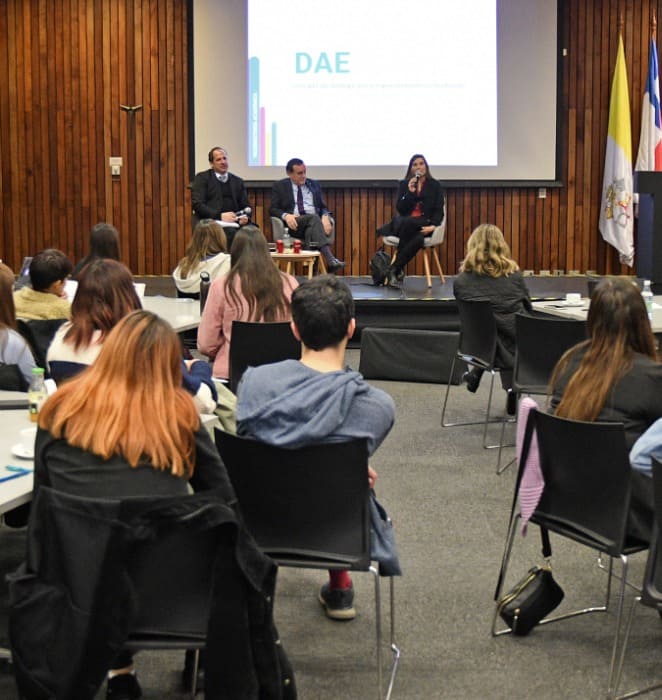 Autoridades y alumnos líderes de la UC participan en Encuentro de Organizaciones Estudiantiles organizado por la DAE.