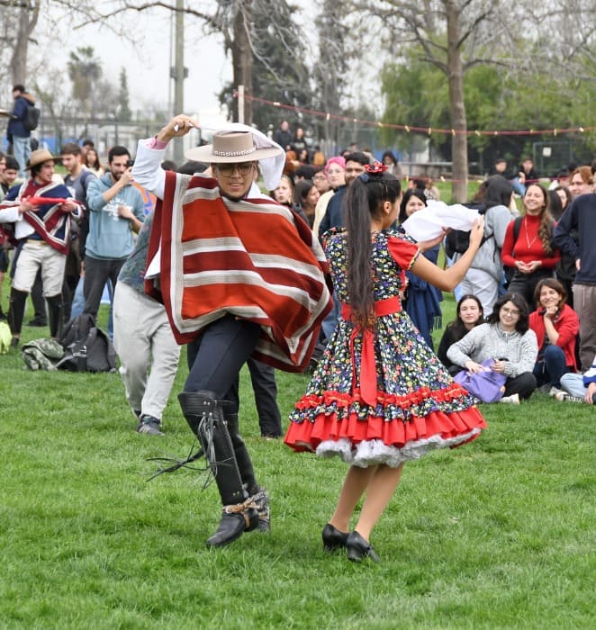 Pareja realiza pie de cueca en el marco de una nueva Fiesta de la Chilenidad celebrada al interior del campus San Joaquín de la PUC.