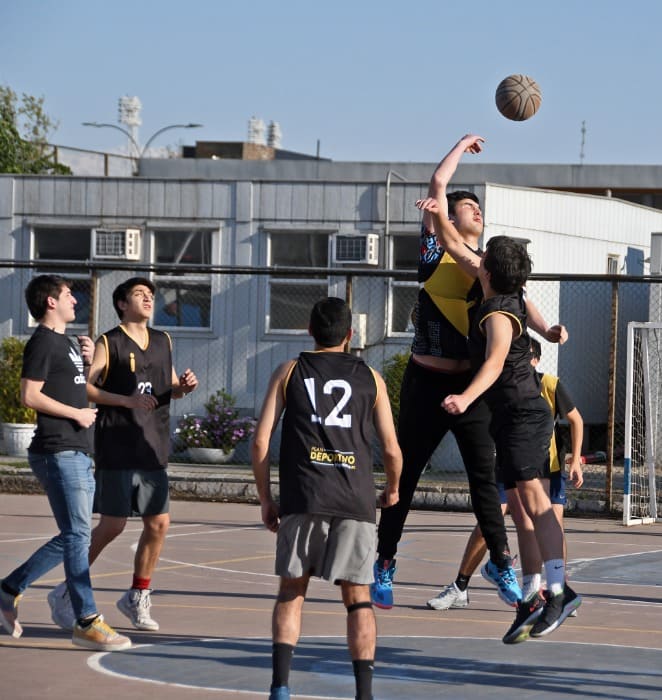 Estudiantes de la UC participan en partido de Juegos Interfacultades en las canchas de Deportes del campus San Joaquín.