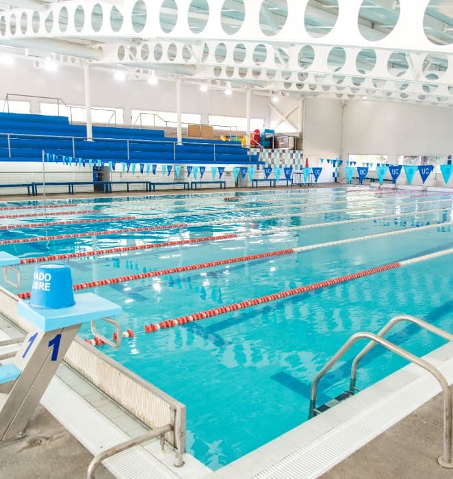 Imagen referencial de cursos de natación para niños. Piscina donde se practica nado libre en gimnasio deportivo al interior del campus San Joaquín.