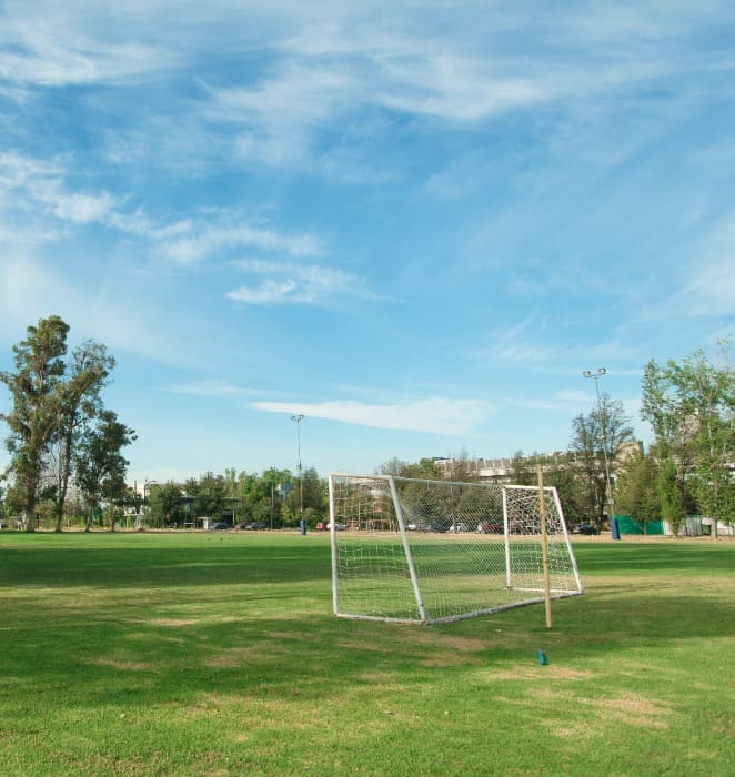 Cancha de fútbol al interior del área de Deportes del campus San Joaquín de la PUC.