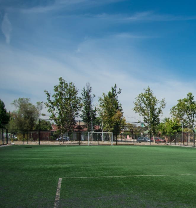 Canchas de futbolito de pasto sintético al interior del área de Deportes del campus San Joaquín de la UC.