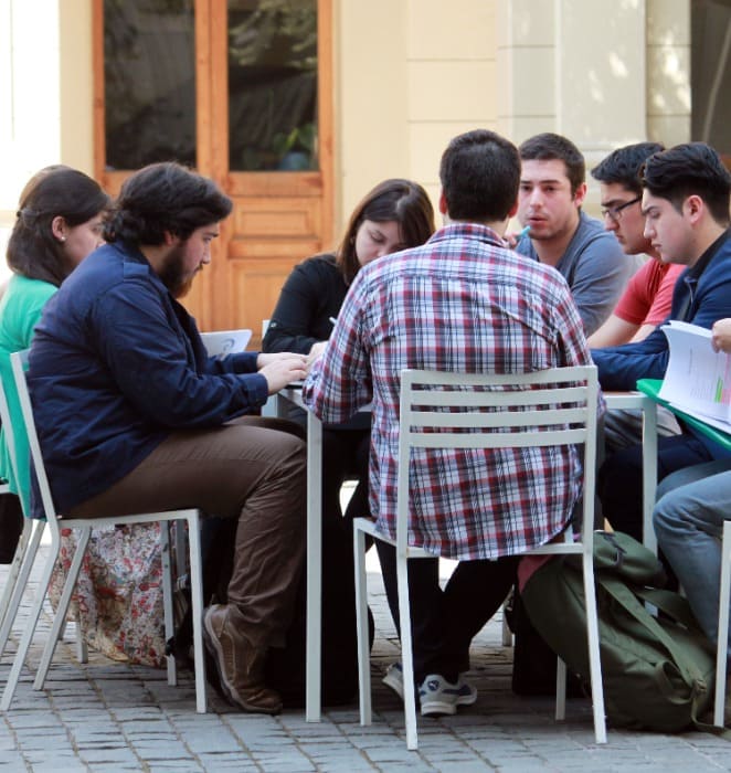 Grupo de líderes estudiantiles de la UC se reúnen al interior de Casa Central.