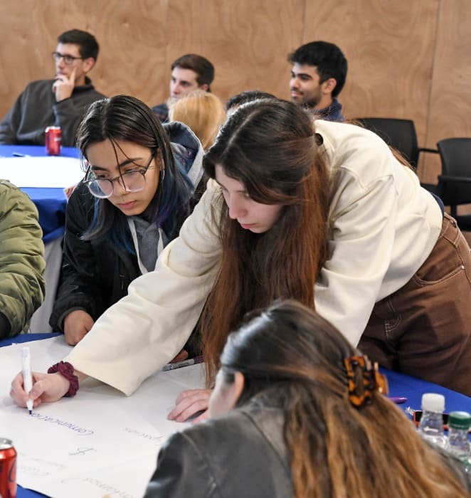 Estudiantes participan de reunión en programa de líderes estudiantiles de la UC.