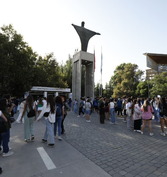 Imagen muestra frontis del Campus San Joaquín de la PUC.