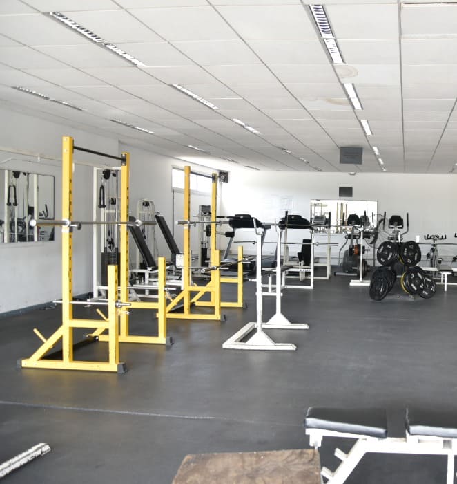 Área de pesas y máquinas de ejercicio al interior del gimnasio deportivo del campus San Joaquín.