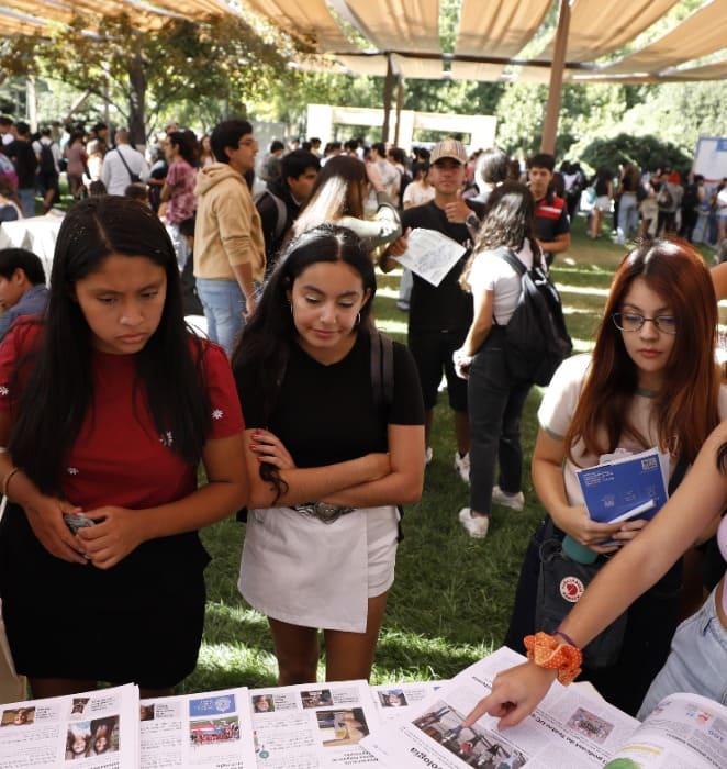 Alumnas reciben información al interior del campus San Joaquín de la PUC.