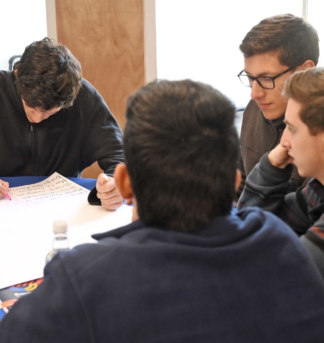 Estudiantes de la UC participan de dinámica grupal en taller de Liderazgo Estudiantil.