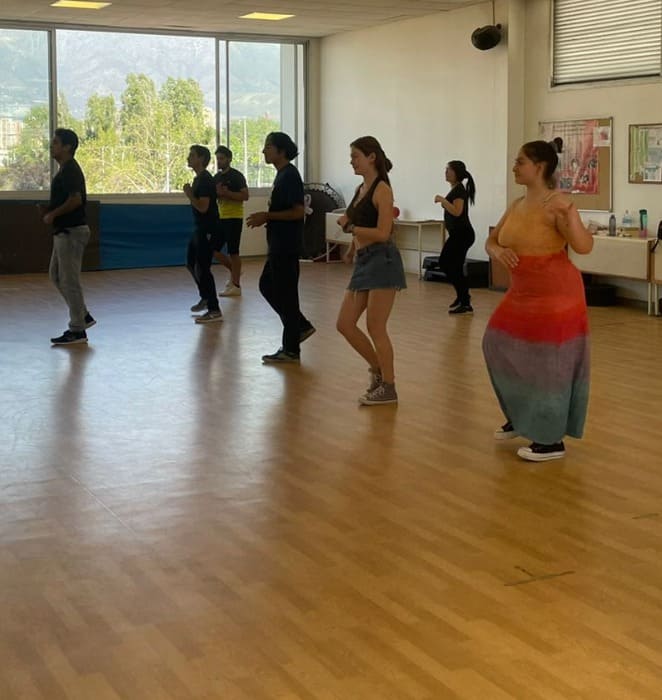 Grupo de estudiantes practican pasos de salsa