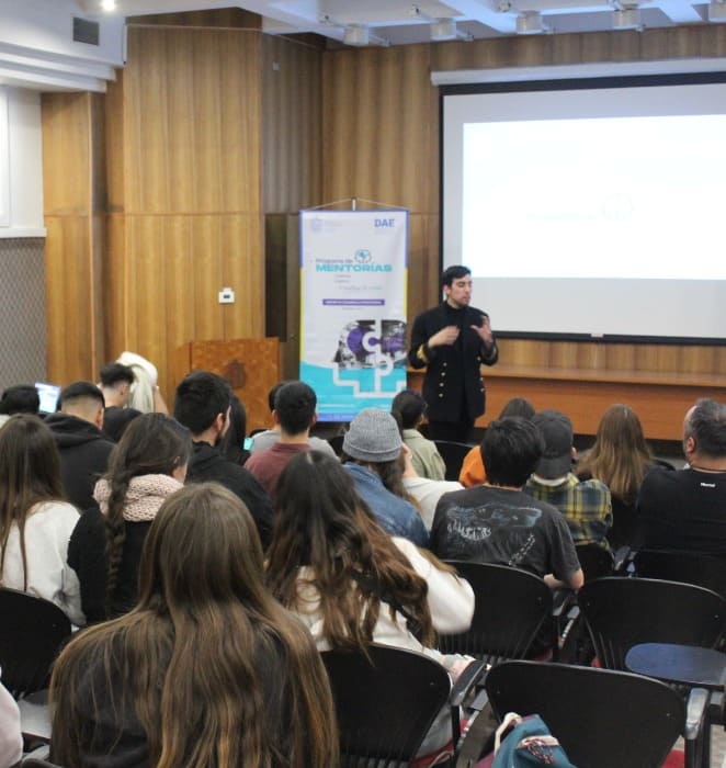 Estudiantes de la UC participan de taller al interior de sala de clases.