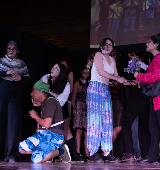 Estudiantes del Taller de Teatro de la PUC presentan extracto de obra en la ceremonia de gala de los talleres artísticos culturales realizada en auditorio del Campus San Joaquín.