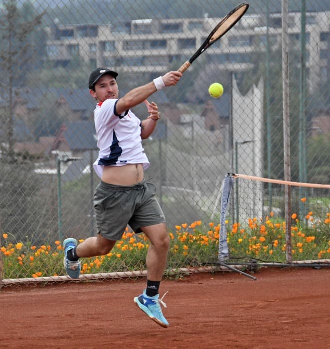 Imagen referencial sobre Talleres Deportivos. Estudiante participa en partido de tenis en el sector canchas del área de Deportes del campus San Joaquín.