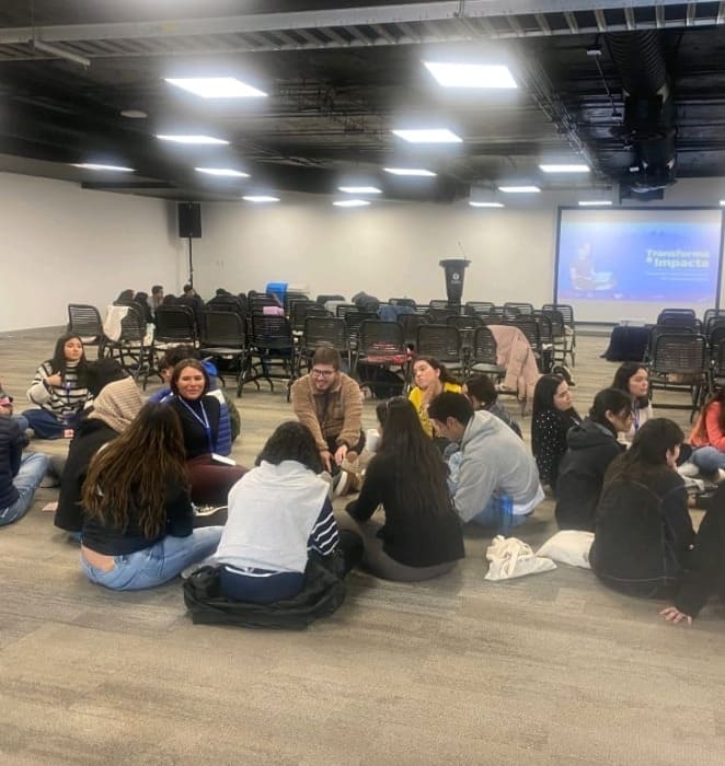 Grupo de estudiantes de la UC participa de actividad dentro del programa Transforma e Impacta de la Dirección de Desarrollo.