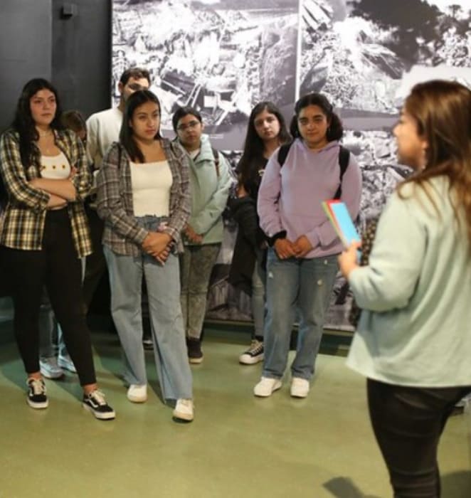 Grupo de alumnos de Villarrica conociendo uno de los museos del campus