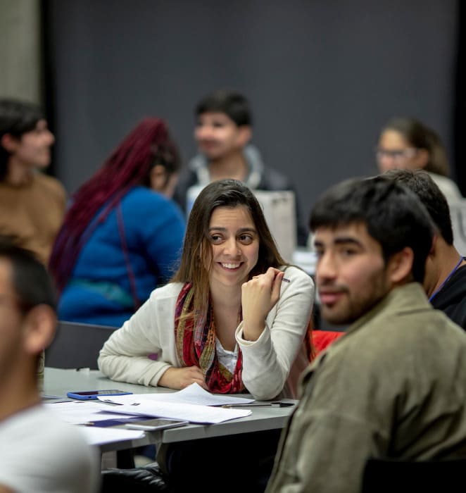 Dos ex alumnos, participando en un taller sobre empleabilidad