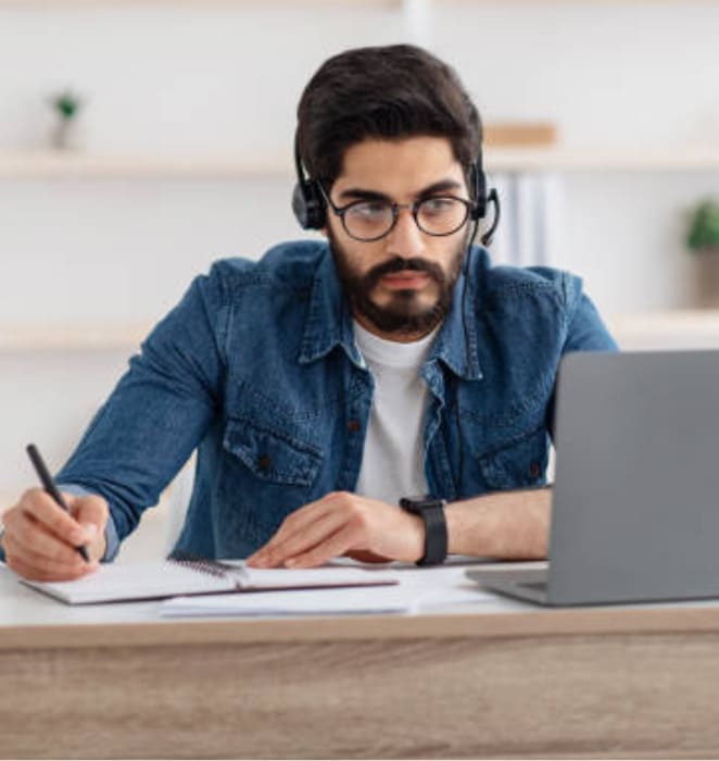 Hombre estudiando en un computador