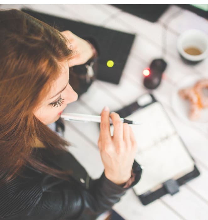 Mujer estudiando concentrada