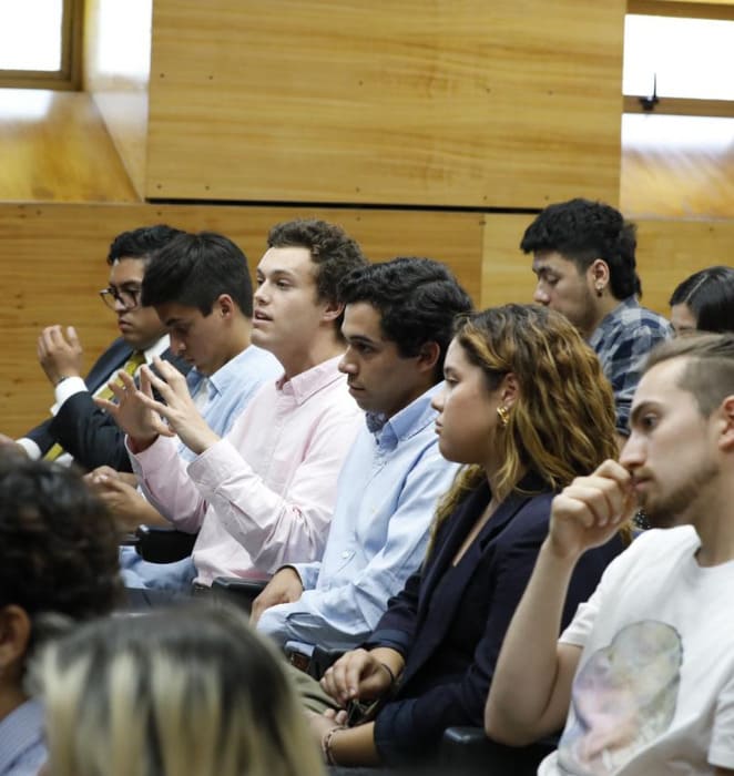 Líderes estudiantiles durante un encuentro con autoridades universitarias