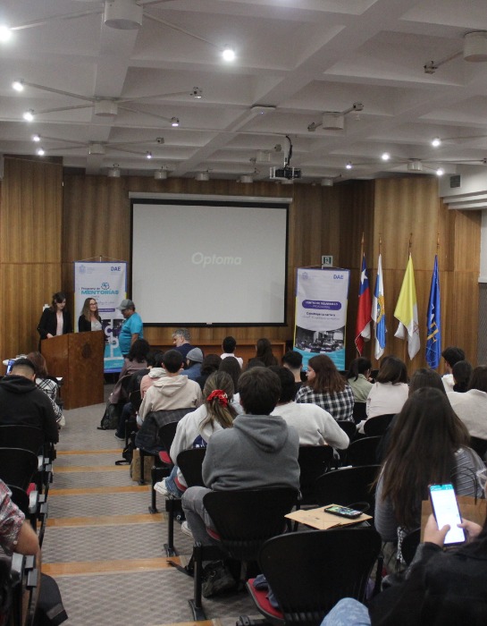 Imagen muestra ponencia organizada por el CDP al interior de auditorio del campus San Joaquín.