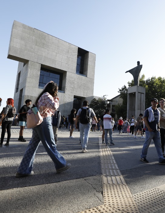 Estudiantes caminan por el frontis del campus San Joaquín en la PUC.