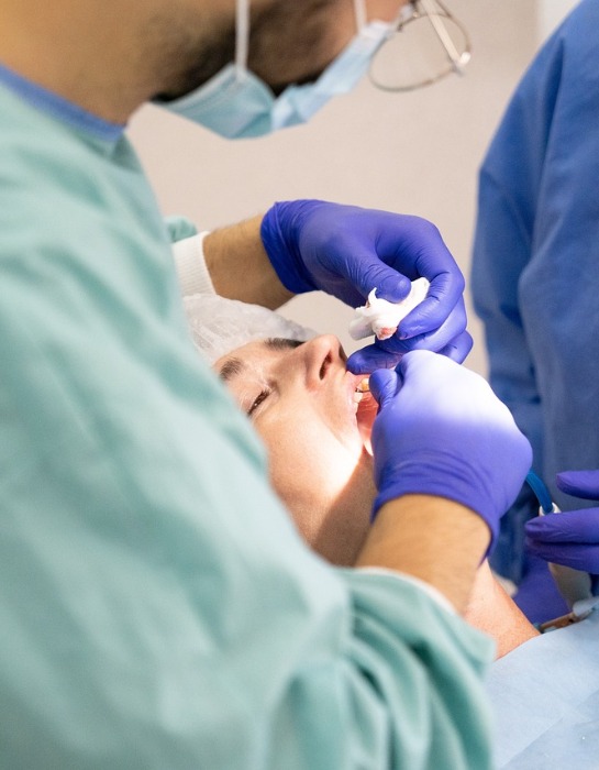 Paciente es atendido por dentista en consulta.