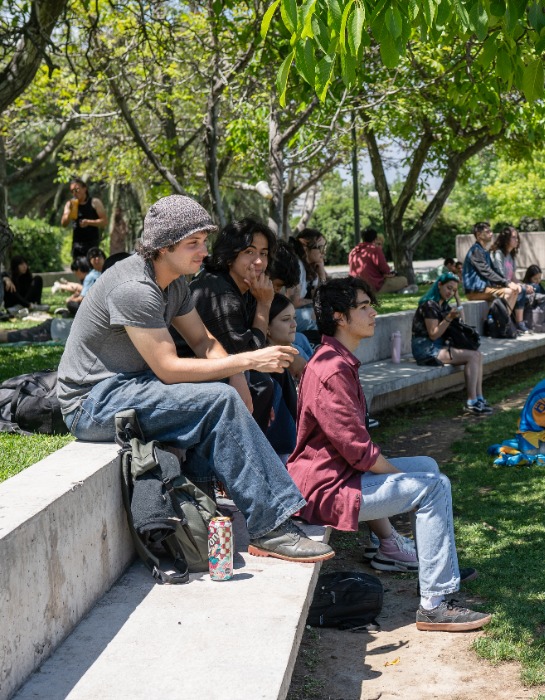 Grupo de estudiantes de la UC comparten al interior del campus San Joaquín.