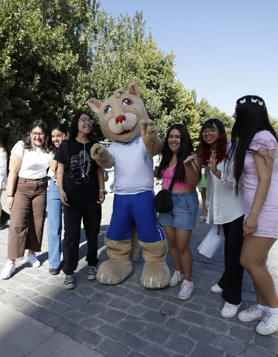 Grupo de alumnas comparte con Pangui