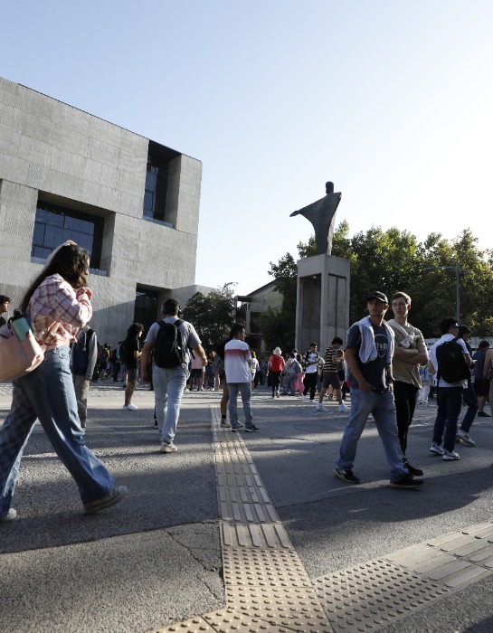 Imagen muestra frontis del campus San Joaquín de la PUC.