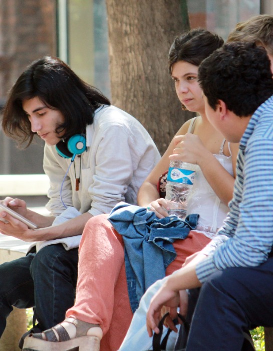 Grupo de estudiantes UC comparte al interior del campus Casa Central.