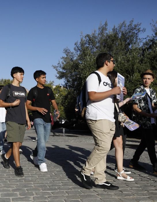 Grupo de alumnas camina al interior del campus San Joaquín de la PUC.