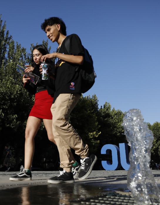 Estudiantes UC caminan al interior del campus San Joaquín.