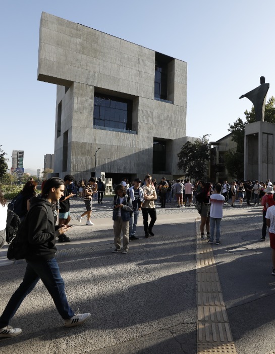 Estudiantes de la UC caminan en el frontis del campus San Joaquín.