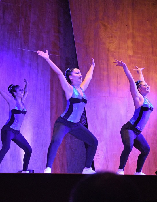 Alumnas UC realizan rutina de baile en medio de la gala de grupos selectivos celebrada en auditorio del campus San Joaquín.