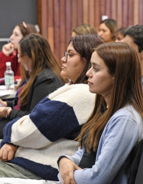 Imagen muestra a estudiantes UC participando de encuentro de representantes estudiantiles con autoridades de la universidad.