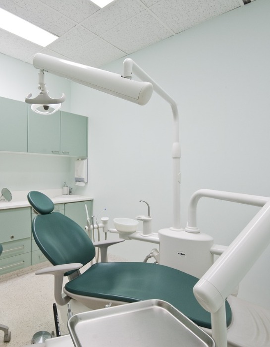 Imagen muestra consulta dental totalmente equipada.